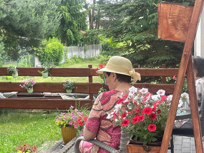 Uśmiech mieszkanki podczas spotkania w ogrodzie